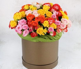 цветы кустовой розы в шляпной коробке