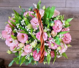 корзина из 25 цветов ландышей и розовой эустомы