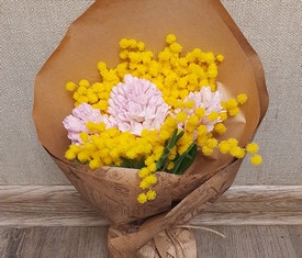 цветы гиацинты и мимоза