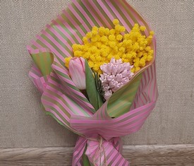 розовые тюльпаны и гиацинты