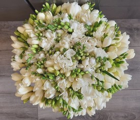 букет из цветов 101 белой фрезии