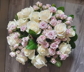 корзина из белых и розовых цветов розы