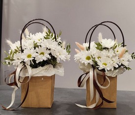 ромашковые хризантемы в сумочке