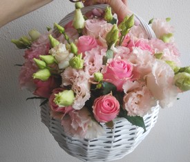 корзина из 19 белых и розовых лизиантусов