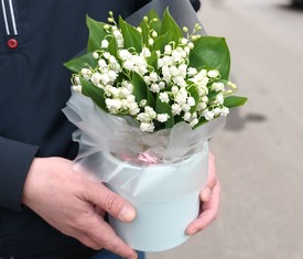 11 цветов ландышей в шляпной коробке
