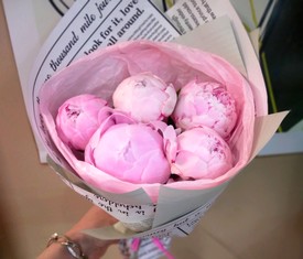 букет из цветов 5 розовых пионов