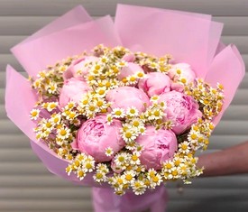 букет из 15 цветов розовых пионов сара бернар и кустовых ромашек