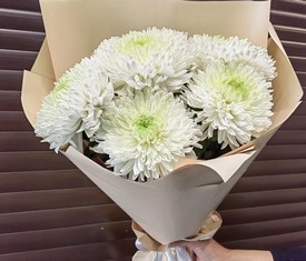 букет из 5 цветов белых одноголовых хризантем