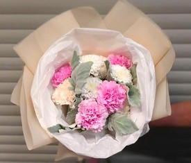 букет из розовой гвоздики и белой кустовой хризантемы