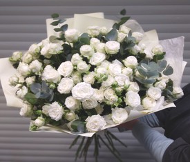 букет из цветов белой кустовой розы бомбастик