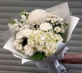 букет из цветов хризантемы, диантуса и ромашек