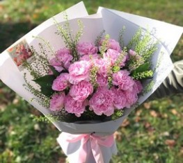 букет из нежных цветов диантусов